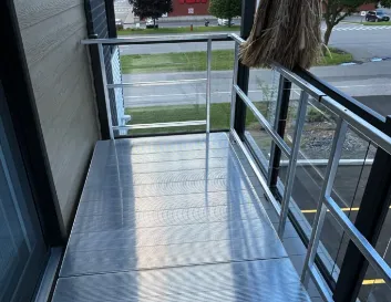 Plateforme d’accès en aluminium installée sur un balcon