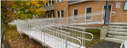 Grande rampe d’accès commerciale en aluminium devant un édifice