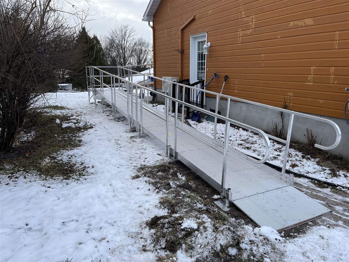 Rampe d’accès en aluminium, maille antidérapante
